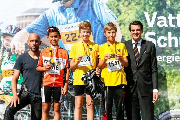 Gewinner der 6. Klassen mit Frederik Tychsen, Radsport-Experte und Pieter Wasmuth, Generalb.jpg