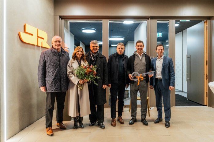 jr-raedlinger-einweihung-verwaltungsgebaeude-standort-blauberg-gruppenfoto.jpg