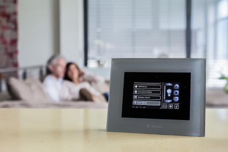 Hört ab sofort auch auf Alexa und sorgt so für noch mehr Flexibilität und Komfort: die zentrale Hausautomatisierung CentralControl von Becker / Foto: © Becker-Antriebe GmbH