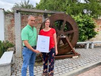 Auszeichnung für 30 Jahre Firmentreue: Martin Mallen, Niederlassungsleiter Leipheim der GREIWING logistics for you GmbH, überreicht Martina Schmidt die Jubiläumsurkunde. (Foto: GREIWING)