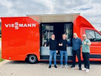 von Links: Alexander Fabrici, Niederlassungsleiter Viessmann Nürnberg; Willi Harhammer, Geschäftsführer iKratos GmbH; Dr. Klaus Seel; Tobias Harhammer, Geschäftsführer iKratos GmbH