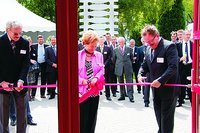 Rotes Band wird zerschnitten