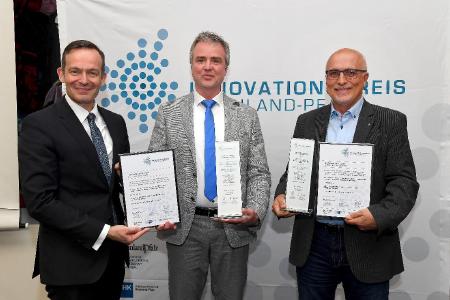 Stellvertretend für ihre Mitarbeitenden nahmen Dr. Oliver Hermanns, Geschäftsführer der fleXstructures GmbH (Mitte), und Dr. Klaus Dreßler, Bereichsleiter am Fraunhofer ITWM (Rechts im Bild), die Auszeichnung von Wirtschaftsminister Dr. Volker Wissing (Links im Bild) entgegen. © MWVLW-RLP / Kristina Schäfer