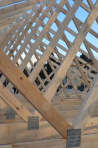 Ideal für den Bau robuster, wirtschaftlicher Dachtragwerke: Nagelplattenbinder bestehen aus technisch getrocknetem Nadelholz und metallischen Nagelplatten, die als Holzverbindungsmittel dienen. Foto: Achim Zielke für den GIN, Ostfildern; www.nagelplatten.de