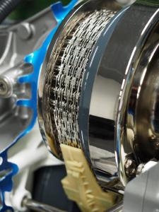 Die CVT-Kette von Schaeffler ist ein Erfolgsprodukt. Die Technologie feierte 1999 in der sogenannten "Multitronic" im Audi A6 ihre Premiere. Mit 50 Stück pro Tag gestartet, laufen heute in Deutschland am Standort in Bühl über 6.000 Ketten pro Arbeitstag vom Band