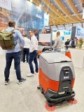 Befüllen, Entleeren und Aufladen: Der Scrubmaster B75 i koppelt sich selbstständig an die kompakte Dockingstation (Option) an. Automatisch wird das Schmutzwasser entleert und das Frischwasser zugeführt. 