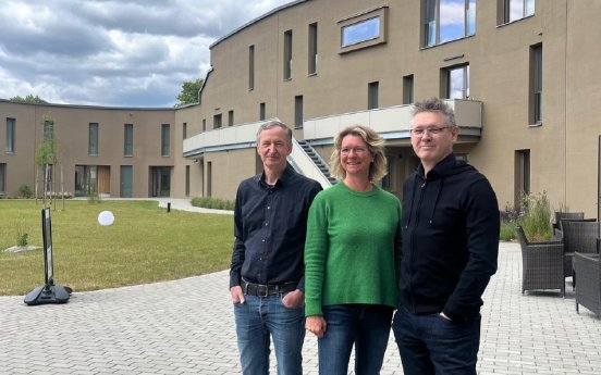 360° Fusion House_Isabel Haufe mit den Architekten Ralf Heusner und Bernd Melmert.jpg