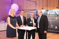 (v.l.n.r.) Petra Lackerschmid - Direktor Sales Raynet, Peter Stanjeck – Direktor der USU AG, Ragip Aydin – Geschäftsführender Gesellschafter Raynet, Bernhard Oberschmidt – CEO der USU-Gruppe, auf der USU World 2015 in Darmstadt