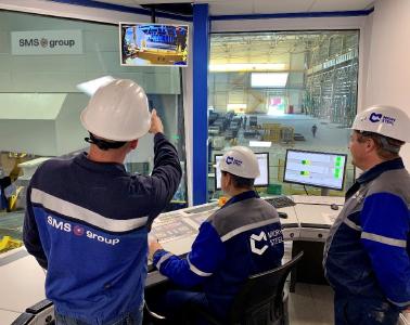 In der Steuerbühne fließen alle prozessrelevanten Informationen zusammen. Während der Inbetriebnahmephase arbeiten die Teams von SMS group und Miory Steel eng zusammen, um die Anlagenleistung Schritt für Schritt zu optimieren