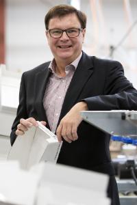 «Con nuestras patentes y nuestra tecnología de fabricación podemos ofrecer la solución al problema del plástico en el segmento de las toallitas húmedas. El mercado solo tiene que aceptarla», dice Wolfgang Tenbusch, administrador de Albaad Deutschland GmbH