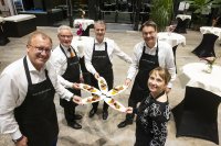 Sie servierten souverän und mit Freude ihren langjährigen WITTENSTEIN-Mitarbeiterinnen und Mitarbeitern die Schaffer-Mahlzeit: (v.li.n.re): Vorstand Steffen Schwerd, Dr. Manfred Wittenstein (Ehrenvorsitzender des Aufsichtsrats), Vorstandsvorsitzender Dr. Bertram Hoffmann, Vorstand Erik Roßmeißl und Dr. Anna-Katharina Wittenstein (Mitglied des Aufsichtsrats)