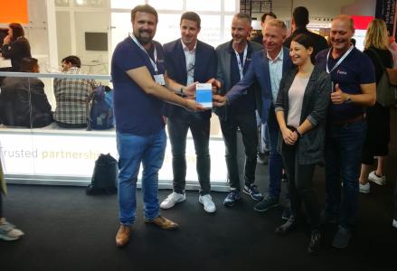 Julius Ewig (2. von links), Jim Knopf (4. von links) und Valentina Piol bei der Übergabe des Awards durch das Awin-Team