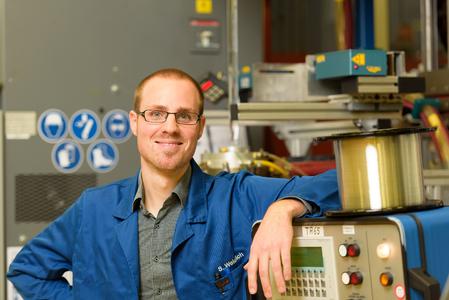 Stefan Weidlich, Physiker im Bereich Forschung & Entwicklung Specialty Fiber Optics bei Heraeus Quarzglas, entwickelte gemeinsam mit einem Heraeus Projektteam und einer IPHT-Forschergruppe die Nanoloch-Faser / Quelle: Heraeus