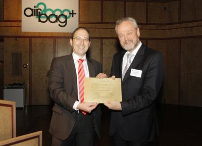 Airbag-Award Preisträger 2012, Dr. Karl-Friedrich Ziegahn (rechts) und Tagungsleiter Jochen Neutz vom Fraunhofer ICT (links)