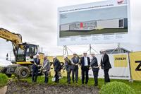 V.l.n.r.: Robert Friedmann, Sprecher der Konzernführung der Würth-Gruppe; Lorenz Kraft, Kraft + Kraft Architekten; Jürgen Klohe, Geschäftsbereichsleiter Würth-Gruppe; Oliver Konz, CEO Würth Elektronik eiSos Gruppe; Thomas Schrott, CEO Würth Elektronik eiSos Gruppe; Christian Freiherr von Stetten, Mitglied des Bundestages, CDU; Joachim Schaaf, Verbandsvorsitzender des Zweckverbands Gewerbepark Hohenlohe & Bürgermeister Gemeinde Kupferzell; Eckhart Rist, Ed. Züblin AG / Bildquelle: Würth Elektronik eiSos