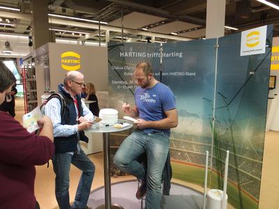 Robert Harting unterschrieb zahlreiche Autogramme am HARTING Messestand