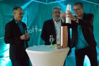 Matthias Stollenwerk (Geschäftsführer der microtech GmbH), Roland Bott (Bott Bau GmbH) und Amadeus Kubach (Geschäftsführer der microtech GmbH) beim Befüllen der Zeitkapsel