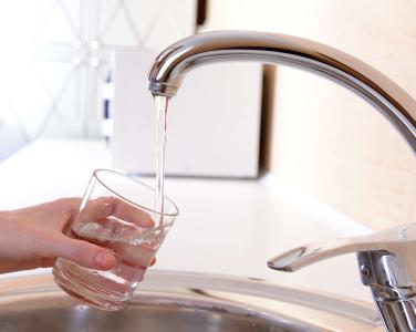 Trinkwasser ist ein Lebensmittel, das den höchsten Sicherheitsstandards entsprechen muss.