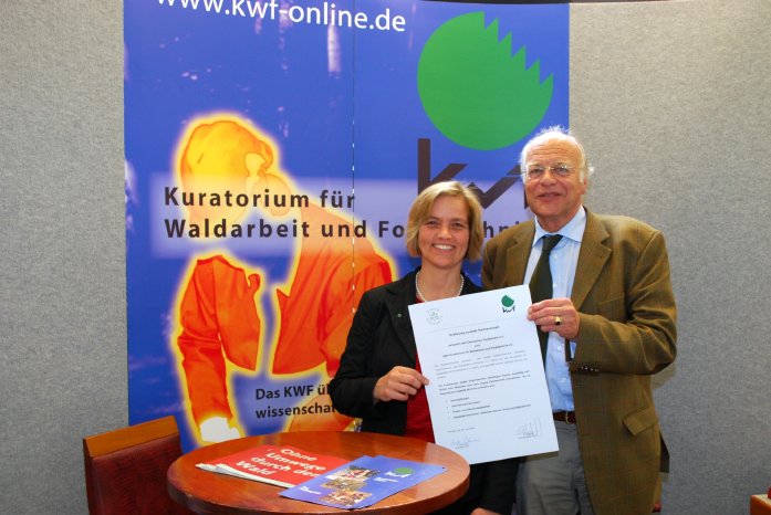 Dr. Ute Seeling und Mark von Busse mit Potsdamer Erklärung.jpg