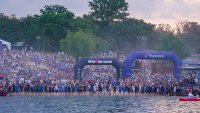 Athletinnen und Athleten beim Start an der Schwimmstrecke