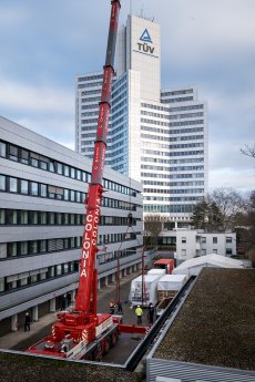 Pressefoto_TÜV Rheinland_Einsatz der neuen Klimakammer.JPG