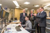 Energieminister Christian Pegel, der WEMAG-Aufsichtsratsvorsitzende Dr. Christof Schulte, WEMAG-Vorstandsmitglied Thomas Pätzold und WEMAG-Abteilungsleiter Dirk Lembke (v.l.) besichtigen die Netzleitstelle / Foto: WEMAG/Stephan Rudolph-Kramer