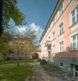 Die dreihüftige Anlage umschließt einen schönen Gartenhof mit üppigem Baumbestand.