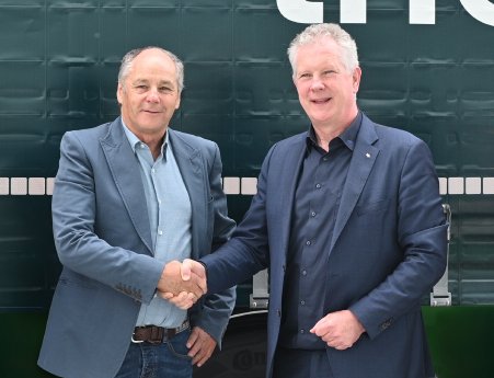 Schmitz-Cargobull_Gerhard Berger-l and Andreas Schmitz-r_Telematik-Markt (1)x.jpg