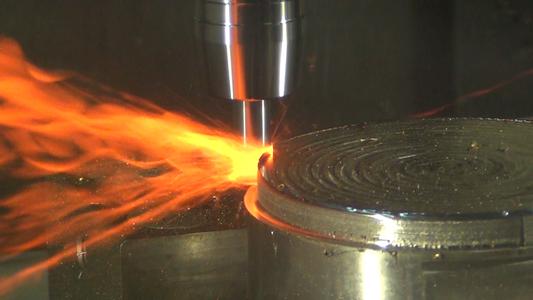 Keramik-Schaftfräser - extreme Wärmeerzeugung für hohes Zerspanvolumen.