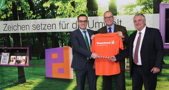 Unterzeichneten den offiziellen Sponsoringvertrag: Peter Eckstein, Dresden-Marathon, Arnulf Piepenbrock und Alexander Brückner, Piepenbrock Unternehmensgruppe (v. l.). (Bild: Piepenbrock)