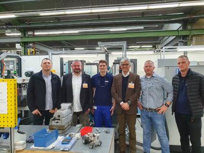 KS Gleitlager Ausbildungsleiter Randy Foster (2.v.r.) und Jan Langfelder, Europageschäftsführer von ANCA (3.v.r.) freuen sich mit Adrian Gareis (3.v.l.) sowie Kollegen von ANCA und KS Gleitlager über den gelungenen einjährigen Ausbildungsabschnitt in St. Leon-Rot