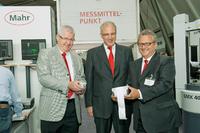 Mahr auf der Control 2009 in Stuttgart (v.l.): Dr. Robert Buchmann (Vertriebschef von Mahr) mit Stephan Gais und Thomas Keidel (Geschäftsführende Gesellschafter von Mahr)