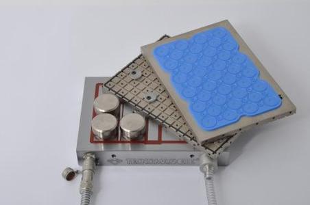 Hybrid-Spannplatte MagVac mit Magnet-Oberfläche und zwei auswechselbaren Vakuum- Adapterplatten