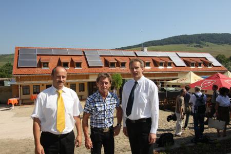 Lázló Német (Geschäftsführer AS Solar Energii R.S.R.L. Rumänien/Ungarn), Peter Maffay und Gerd Pommerien (Geschäftsführer AS Solar GmbH) v.l.