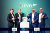 Oliver Meyer (r.) und Ralf Laber (2. v. r.) gemeinsam mit Dr. Arne Flemming, Leiter Supply Chain Management bei Bosch und Jaroslav Moravek, Senior Vice President Purchasing Mobility bei Bosch