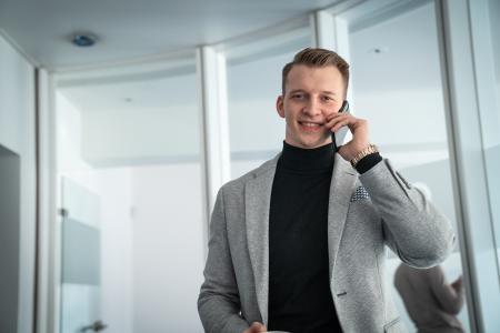 Geschäftsführer Markus Baulig leitet ein Team von über 40 Mitarbeitern - per Smartphone