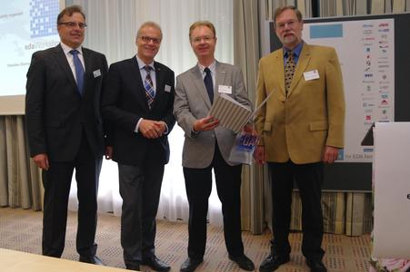 v.l.n.r.: Dr. Jürgen Haase und Prof. Dr. Wolfgang Nebel, Vorstandsmitglieder im edacentrum, Preisträger Prof. Dr. Ralf Sommer vom IMMS, Laudator Günter Kornmann, Intel