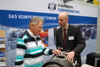 Sehr zufrieden zeigte sich Dr. Thomas Heber, Geschäftsführer der Regionalabteilung CC Ost des Carbon Composites e.V. (CCeV) (rechts), mit dem ersten Auftritt des Kompetenznetzwerks auf der Hannover Messe 2012. Links im Bild Prof. Ralf Cuntze, international renommierter Fachmann für Faserverbundtechnologie und langjähriger 