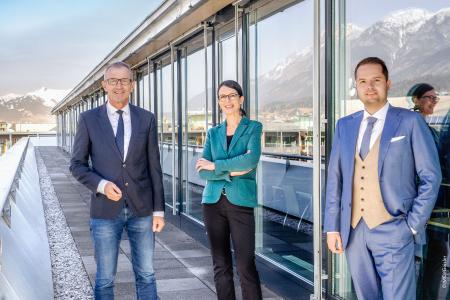 Von links nach rechts: MCI Rektor Andreas Altmann, Leiterin der Executive Education am MCI Susanne E. Herzog und akademischer Leiter des Master of Laws Lukas Staffler. ©MCI_Geisler