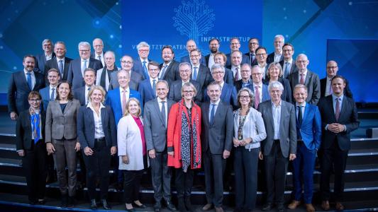 Prof. Friedhelm Loh, Owner and CEO of the Friedhelm Loh Group, together with leading representatives of industry, politics and research at the Digital Summit, hosted by the German government in Dortmund. As a participant in the panel discussion, he emphasised why data ownership must be the focus of companies’ efforts: “A data infrastructure over which we have control is the cradle of a European AI ecosystem.” The Friedhelm Loh Group is a leading example of Germany’s Mittelstand with global operations. The company had a key role in launching the Gaia-X project. (Image credit: Ministry of Education and Research)/ Photo: Rittal GmbH & Co. KG