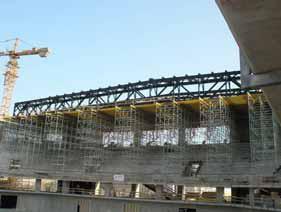 Zur Fertigmontage der über knapp 80 Meter spannenden Dachkonstruktion wurde die PERI UP Montageplattform im Innenbereich auf 14 Meter Breite erweitert(Foto: PERI GmbH)