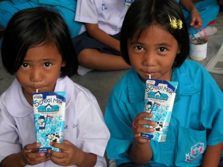 Kinder mit Milch in Thailand.JPG