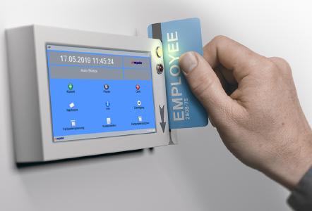 Erfassung von Arbeitszeiten mit HYDRA-PZE (Bildquelle: MPDV, Adobe Stock, Olivier Le Moal)