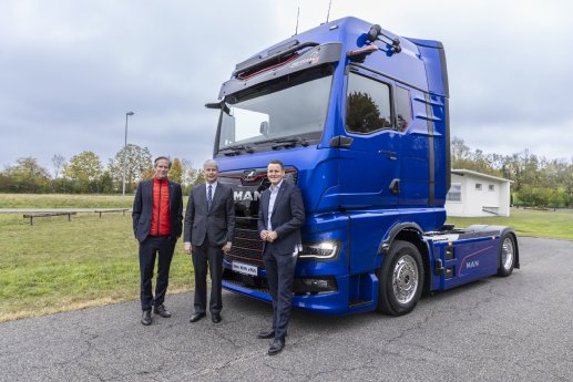 1920_20261021_man_pi_bundesverkehrsminister_bilger_testet_neuen_man_etgx_01.jpg
