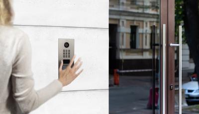 Kontaktlos klingeln mit DoorBird D2101WV / Contactless IP Door Station DoorBird D2101WV.
Bildquelle / Photo: Bird Home Automation GmbH