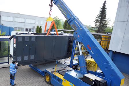Beim Entladen der CNC-Maschinen wurde schweres Gerät eingesetzt.