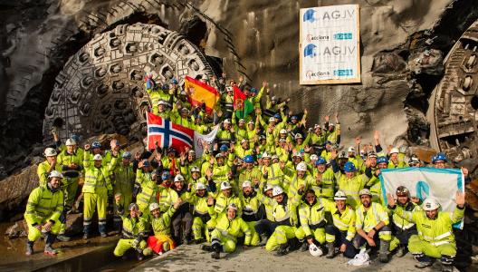 Am 26. Februar 2019 feiert die Baustellencrew den finalen Doppeldurchbruch der beiden TBM „Anna“ und „Magda“ bei der Follo Line in Norwegen. Im Land des bisher vom konventionell Sprengvortrieb dominierten Tunnelbaus stellt der erfolgreiche Projektabschluss einen wichtigen Meilenstein für die maschinelle Vortriebstechnik dar. Foto: AGJV / Nicolas Tourrenc