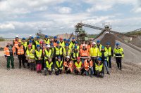 Gruppenfoto im Kieswerk Oldisleben (Mitteldeutsche Baustoffe GmbH)
