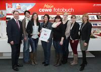 (v.l.n.r.) Andreas Kluge (CEWE Geschäftsführer Oldenburg), Heike Harms (Lernbegleiterin), Tanja Hinrichs (Ausbildungsleitung), Sandra Pels (stellv. Ausbildungsleitung), Nadine Steinrücken (Lernende), Jennifer Corssen (Lernende), Katrin Werle (Lernende), Marion Blatt (Personalleitung), alle CEWE (v.l.n.r.) Andreas Kluge (CEWE Geschäftsführer Oldenburg), Heike Harms (Lernbegleiterin), Tanja Hinrichs (Ausbildungsleitung), Sandra Pels (stellv. Ausbildungsleitung), Nadine Steinrücken (Lernende), Jennifer Corssen (Lernende), Katrin Werle (Lernende), Marion Blatt (Personalleitung), alle CEWE