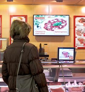 Instore TV an der Bedientheke